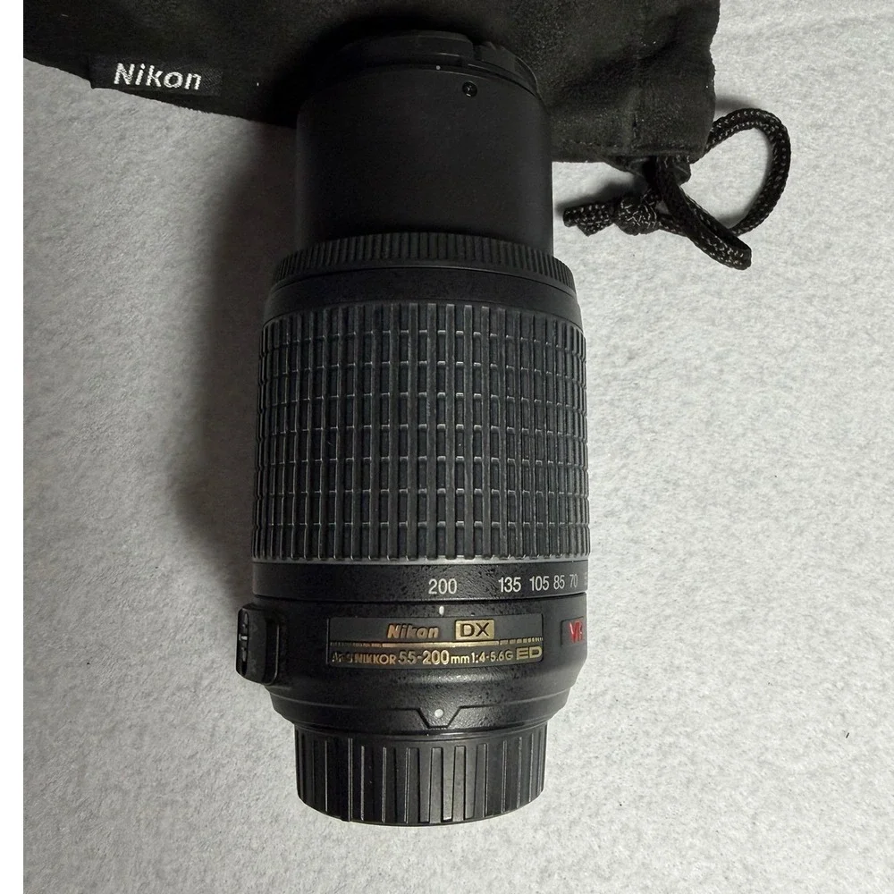 Nikon AF-S DX Nikkor 55-200mm f/4-5.6G ED VR Lens with Box and Pouch